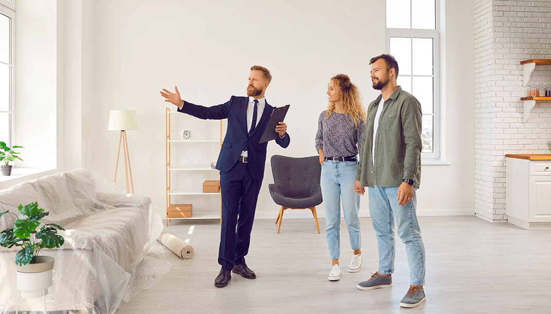 Familia visitando un apartamento modelo para comprar su casa con Cusezar®