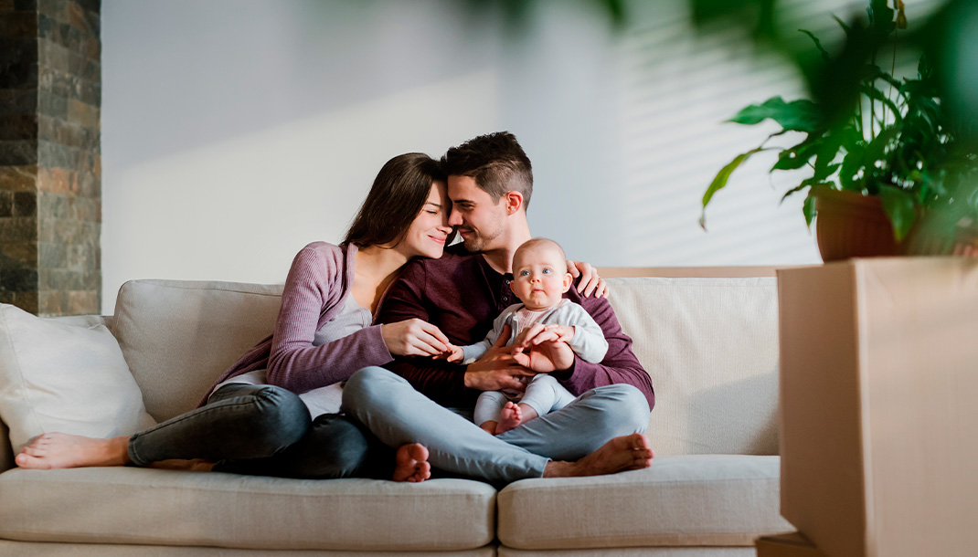 Un Tipo de familia son los papás primerizos con su primer hijo