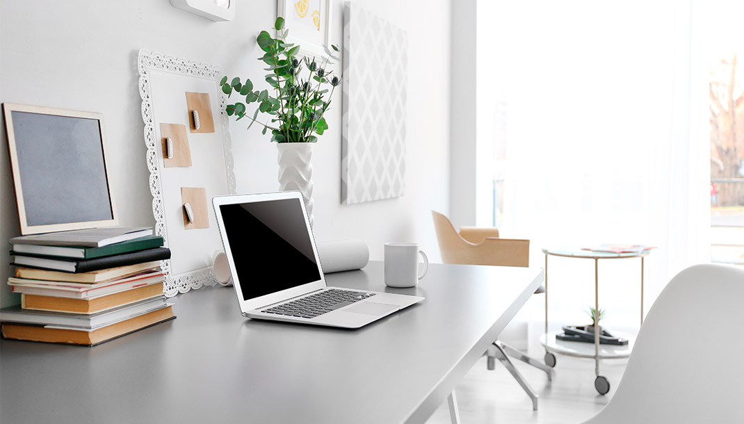 El puesto de trabajo en la sala de la casa para el teletrabajo.