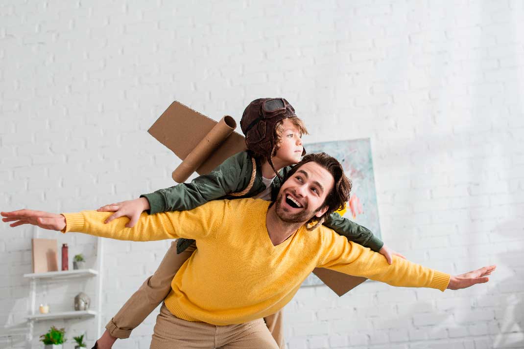 Padre e hijo en el día del padre, compartiendo juntos en el día del papá