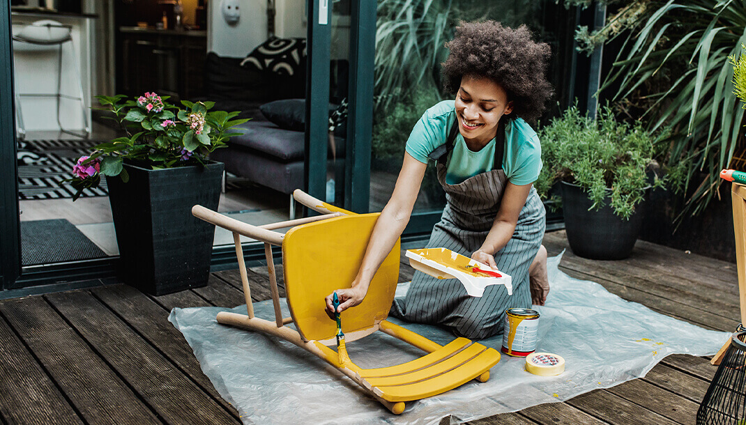 Mujer feliz haciendo manualidades, Do it Yourself