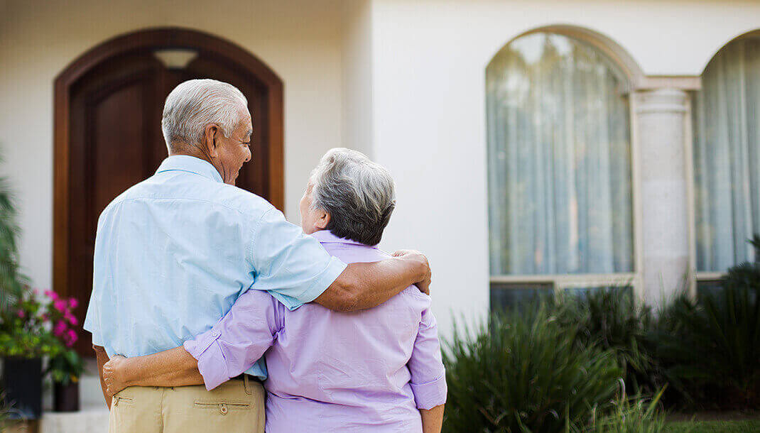 Pareja de la tercera edad feliz con hipoteca inversa